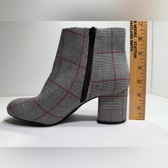Kelly & Katie Plaid Ankle Booties – Gray, Black & White w/ Red Accents – Size 7M - Picture 7 of 7